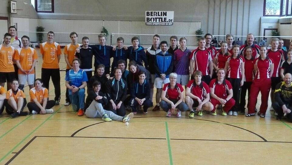 Gruppenbild aller Teams zur Oberligaaufstiegsrunde in Berlin