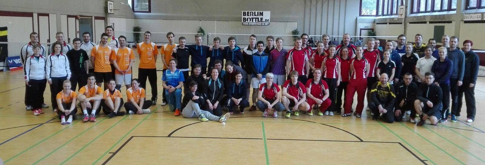 Gruppenbild aller Teams zur Oberligaaufstiegsrunde in Berlin