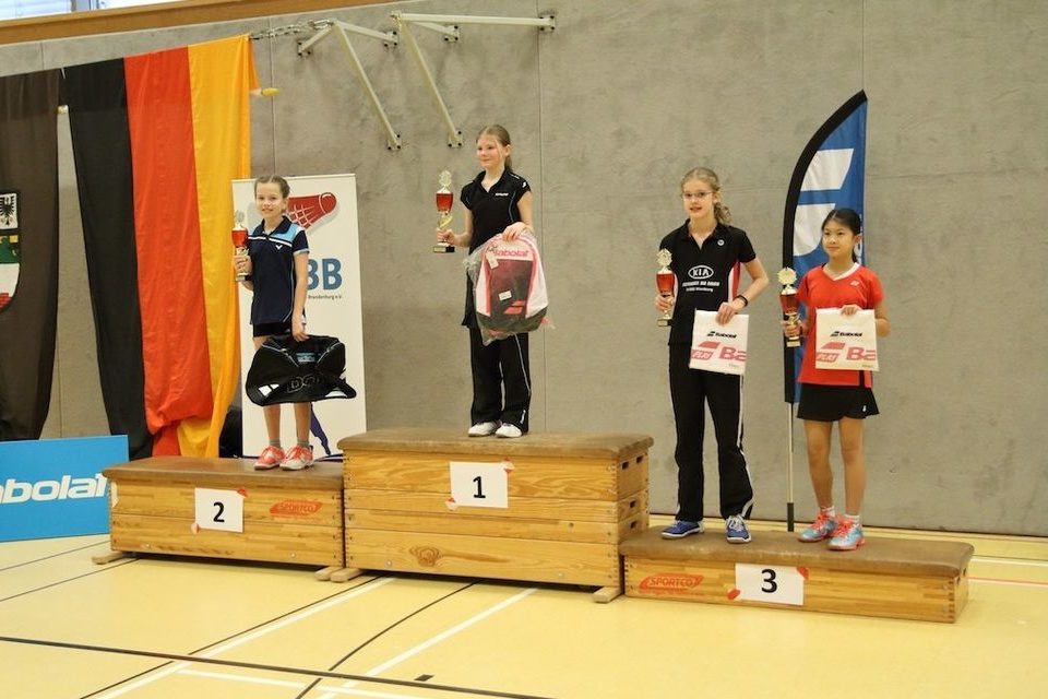 Ganz oben auf dem Treppchen der German-Masters: Eva Stommel (SV Berliner Brauereien). Über den zweiten Platz freute sich Melissa Schmidt (TSG Schopfheim/Bad-Württ.). Dritte und auch nicht unglücklich: Aurelia Wulandoko (TSV 1846 Nürnberg/Bayern) und Leonie Wronna (MTV Nienburg/Niedersachsen) : Foto von Steffen Joost