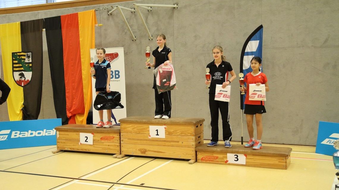 Ganz oben auf dem Treppchen der German-Masters: Eva Stommel (SV Berliner Brauereien). Über den zweiten Platz freute sich Melissa Schmidt (TSG Schopfheim/Bad-Württ.). Dritte und auch nicht unglücklich: Aurelia Wulandoko (TSV 1846 Nürnberg/Bayern) und Leonie Wronna (MTV Nienburg/Niedersachsen) : Foto von Steffen Joost