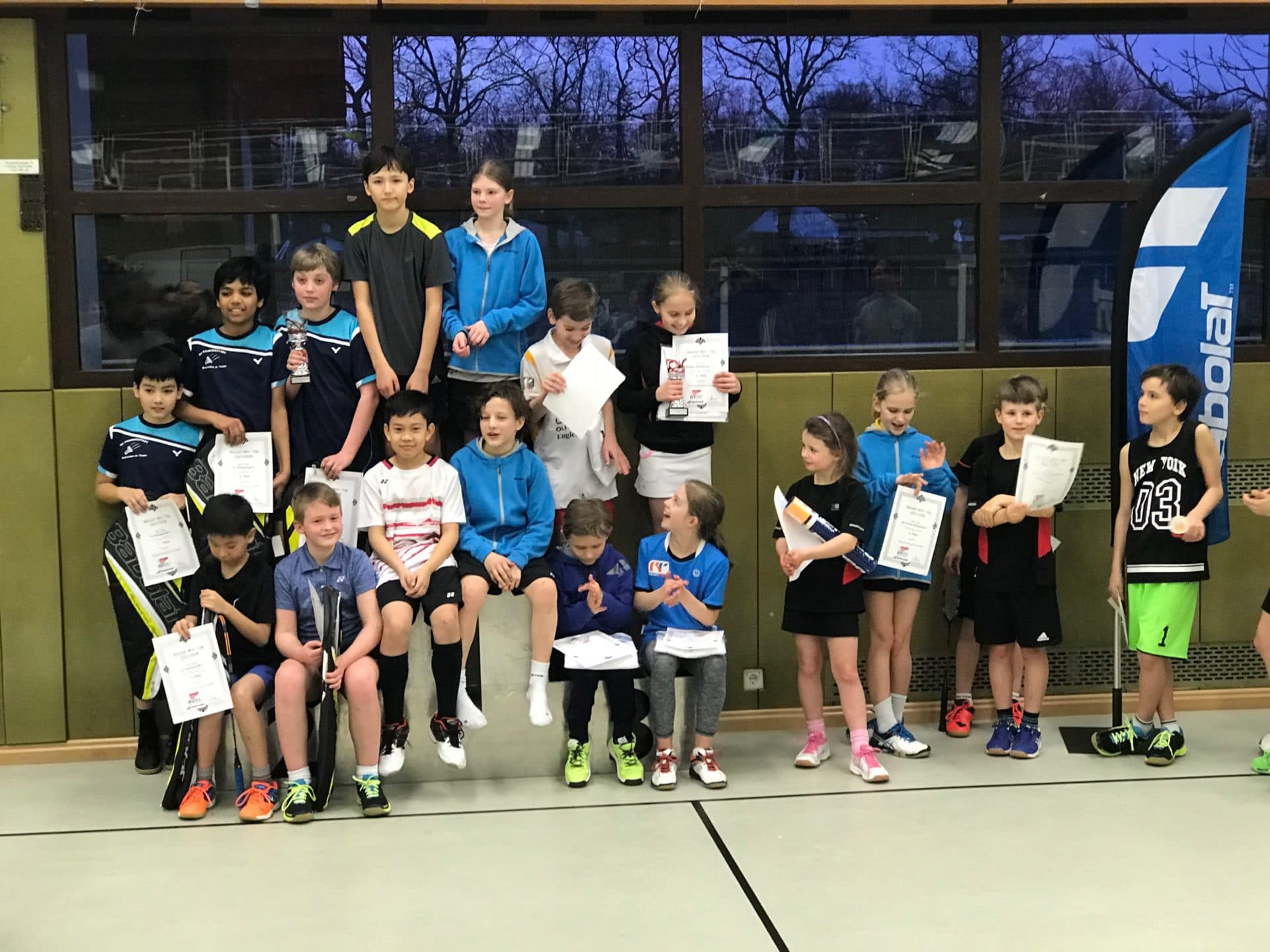 Auf dem Siegerpodest des U12-Babolat-Mini-Cup wurde es eng – ganz oben die Kinder des SV Berliner Brauereien