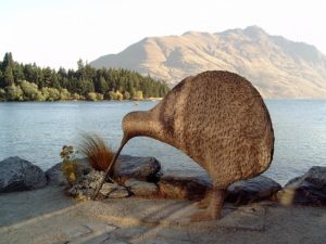 Eine eigens errichtete Statue „eines scheuen Avocados“