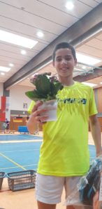 „Glücklich ob des gewonnenen Blumentopfs: U 17- Jungeneinzelsieger Karim Krehemeier“