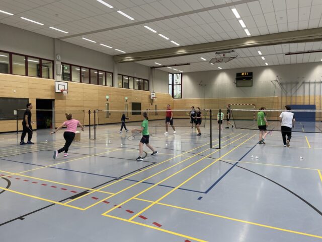 Sportgruppe beim dritten inklusiven Badmintontraining