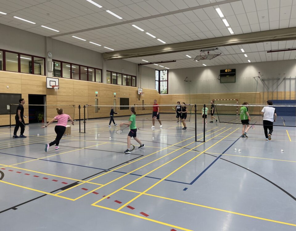 Sportgruppe beim dritten inklusiven Badmintontraining